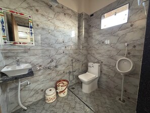 Habitación Deluxe doble | Baño | Ducha, toallas, jabón y champú
