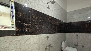 Un baño con lavamanos blanco, inodoro y ducha.