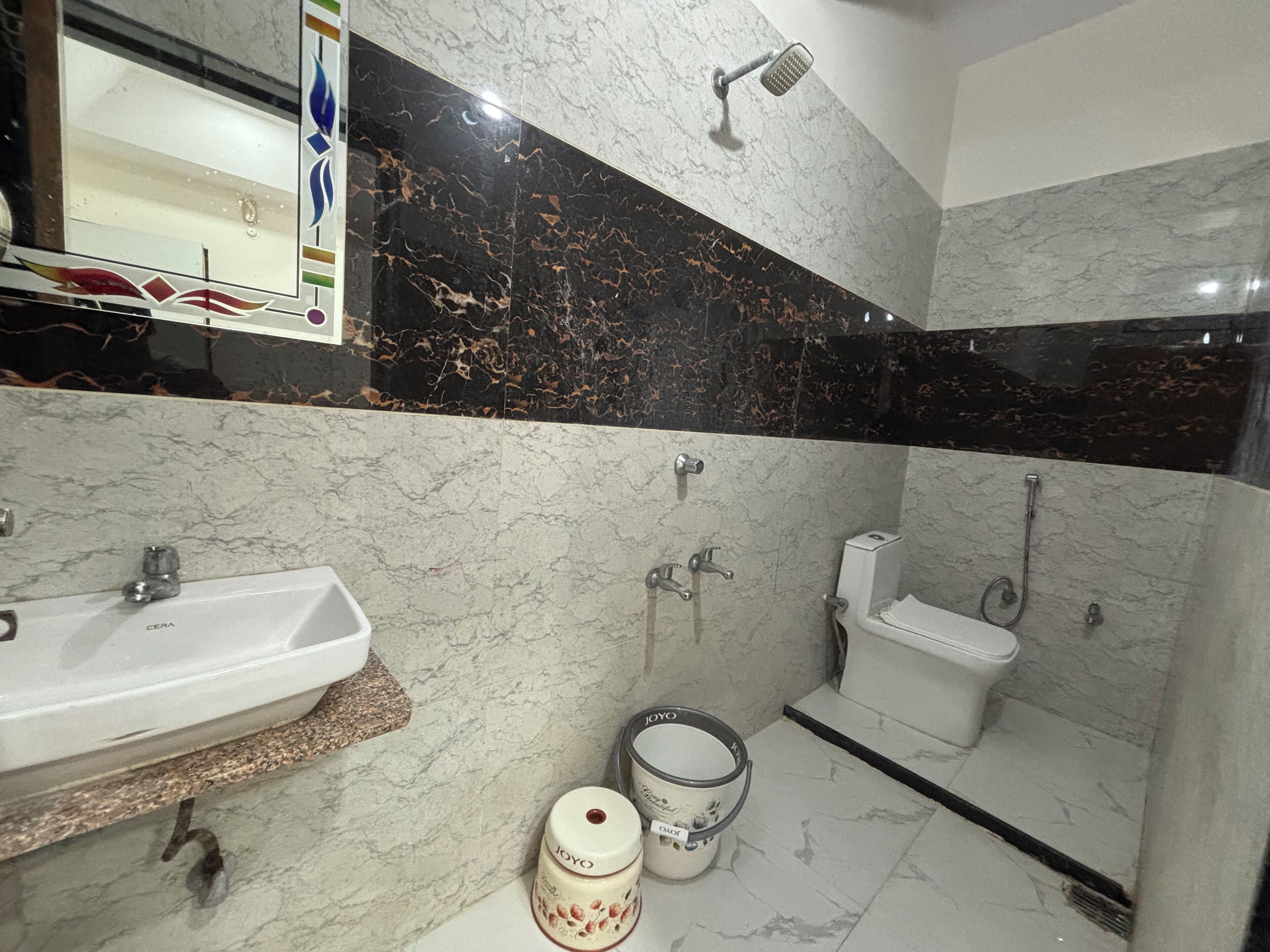 高级双人房 | 浴室 | 淋浴设施、毛巾、肥皂、洗发水