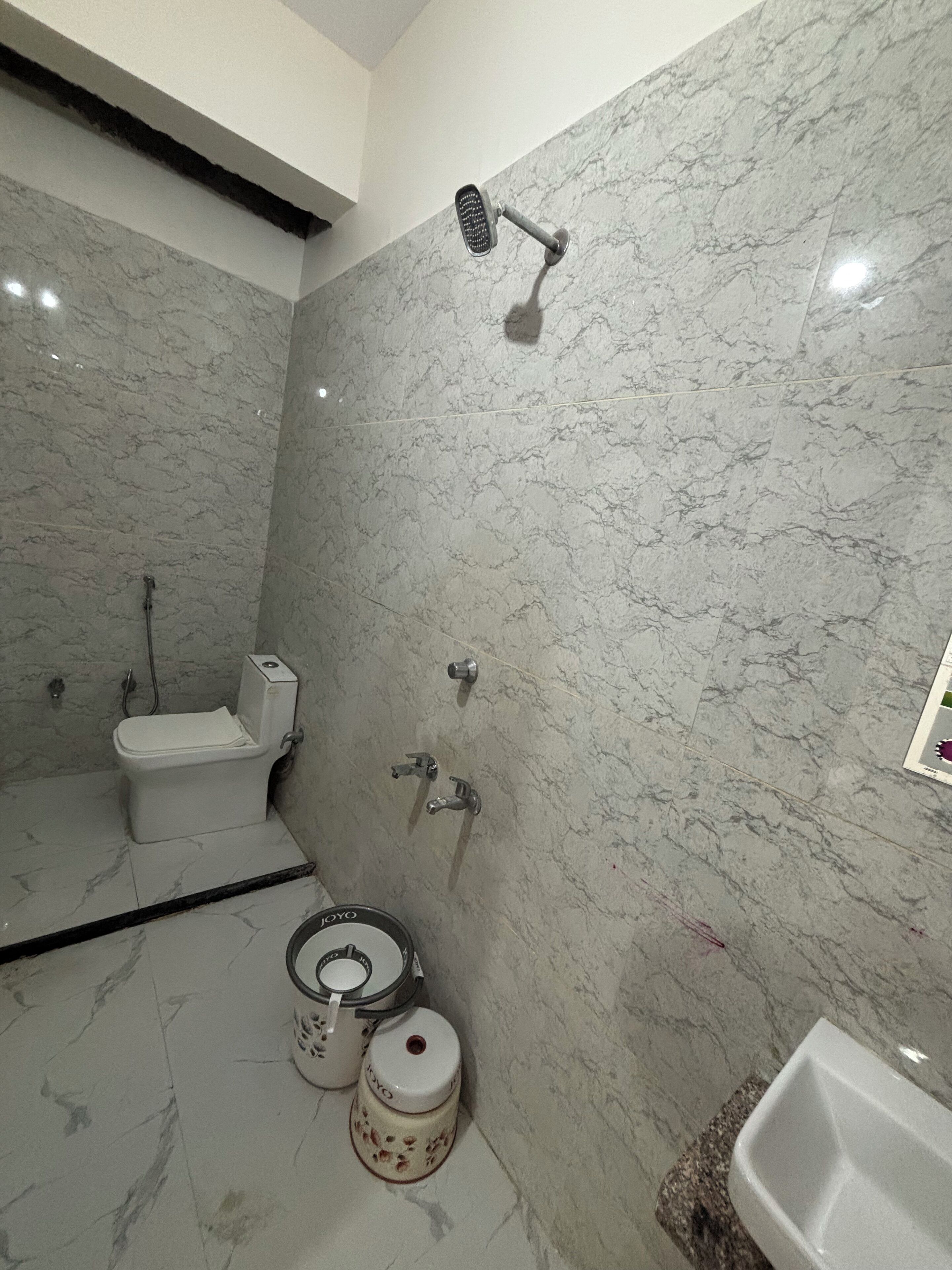 Un baño moderno con inodoro, bidé y ducha.