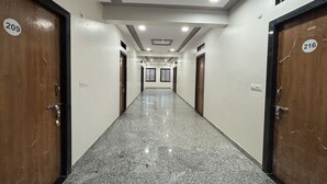 Un pasillo con dos puertas a cada lado, numeradas 209 y 216, que dan a habitaciones.