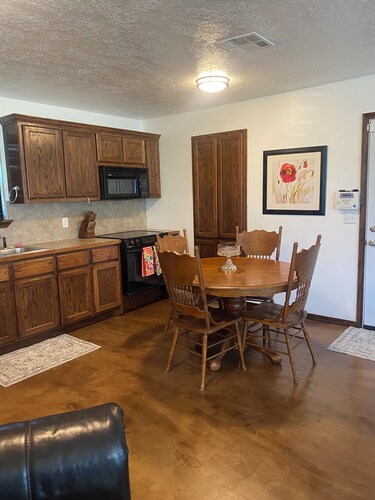 Quiet Edge-of-Town Gem: Huge Lot, Peaceful Vibes, 5 Min to Attractions & Airport