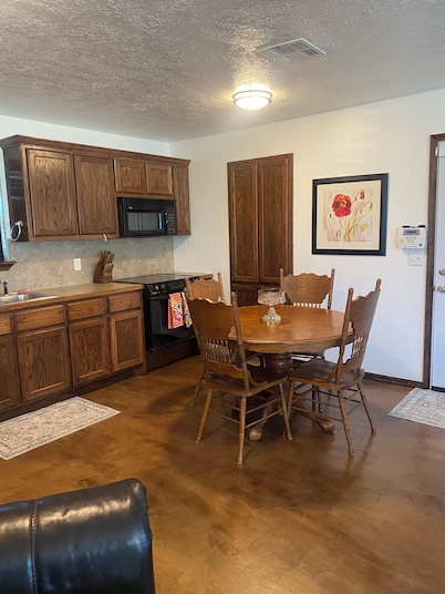 Quiet Edge-of-Town Gem: Huge Lot, Peaceful Vibes, 5 Min to Attractions & Airport