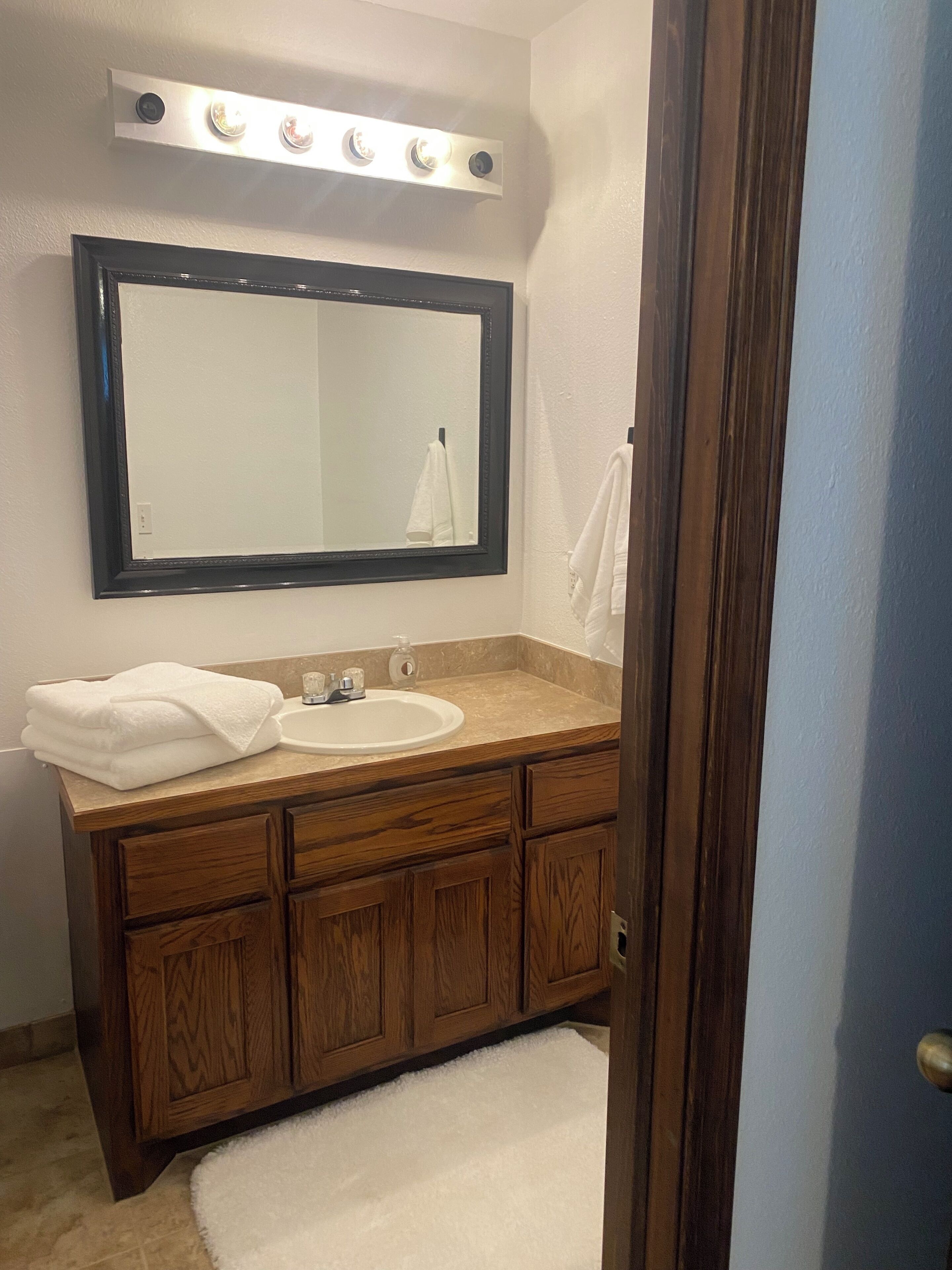 Chuveiro, secador de cabelo, toalhas de banho, sabonete