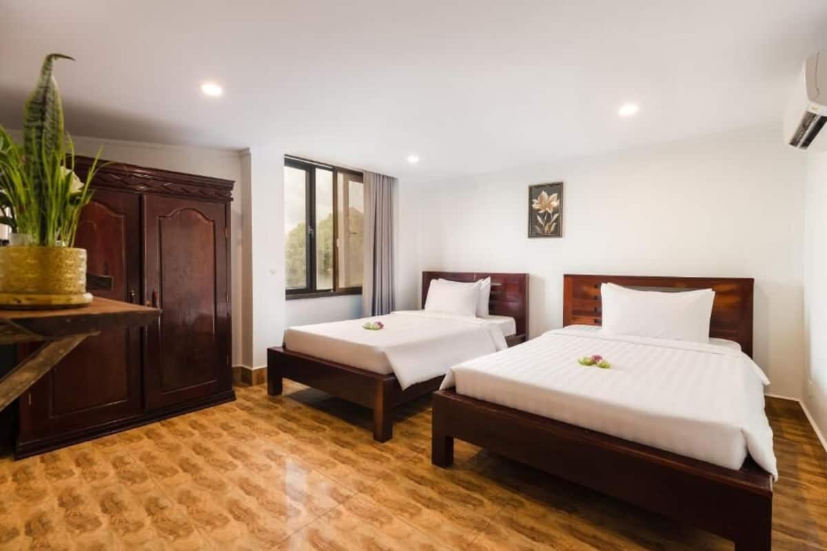 Standard Twin Room | Pillowtop beds, in-room safe, desk, iron/ironing board (on request)
