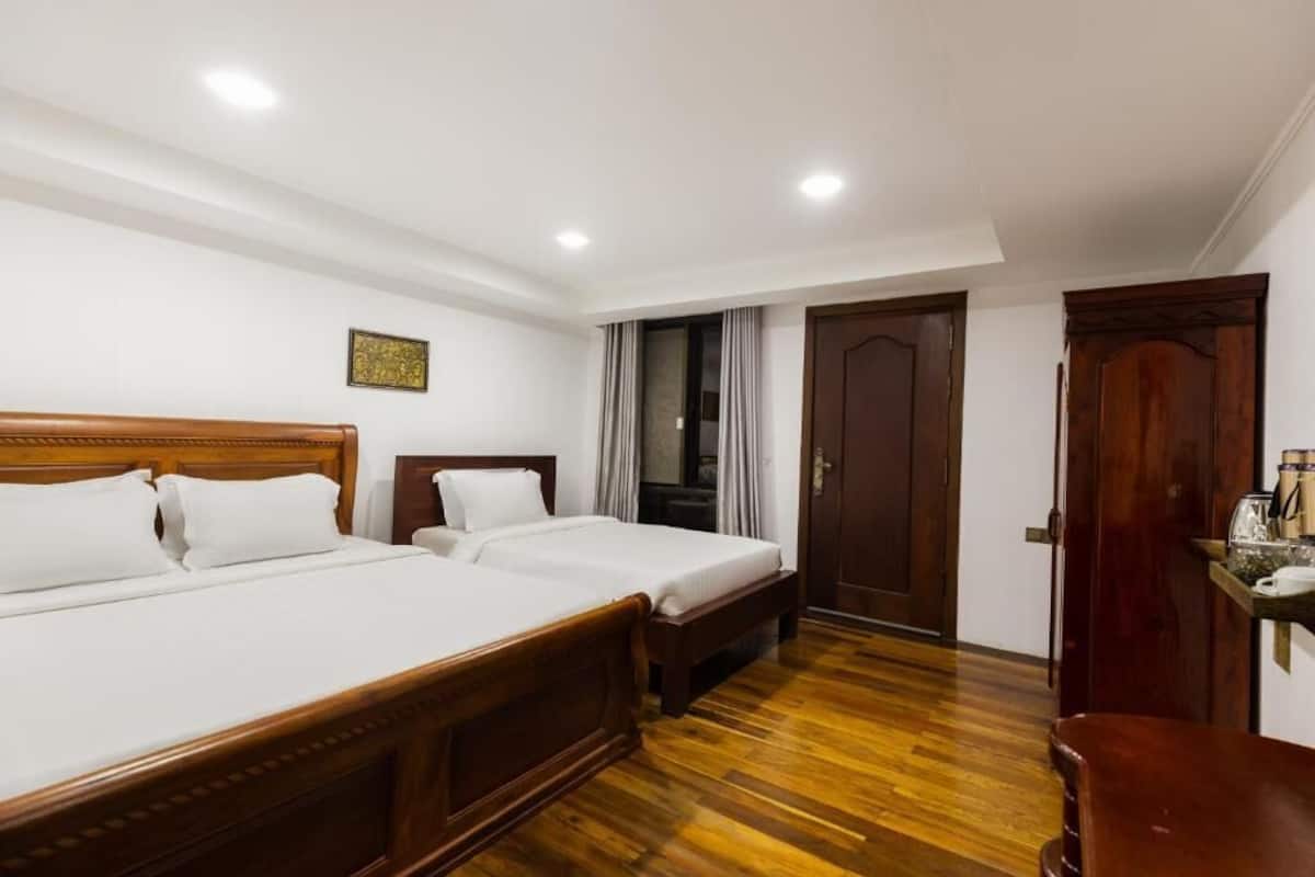 Standard Room | In-room safe, desk, iron/ironing board, free WiFi