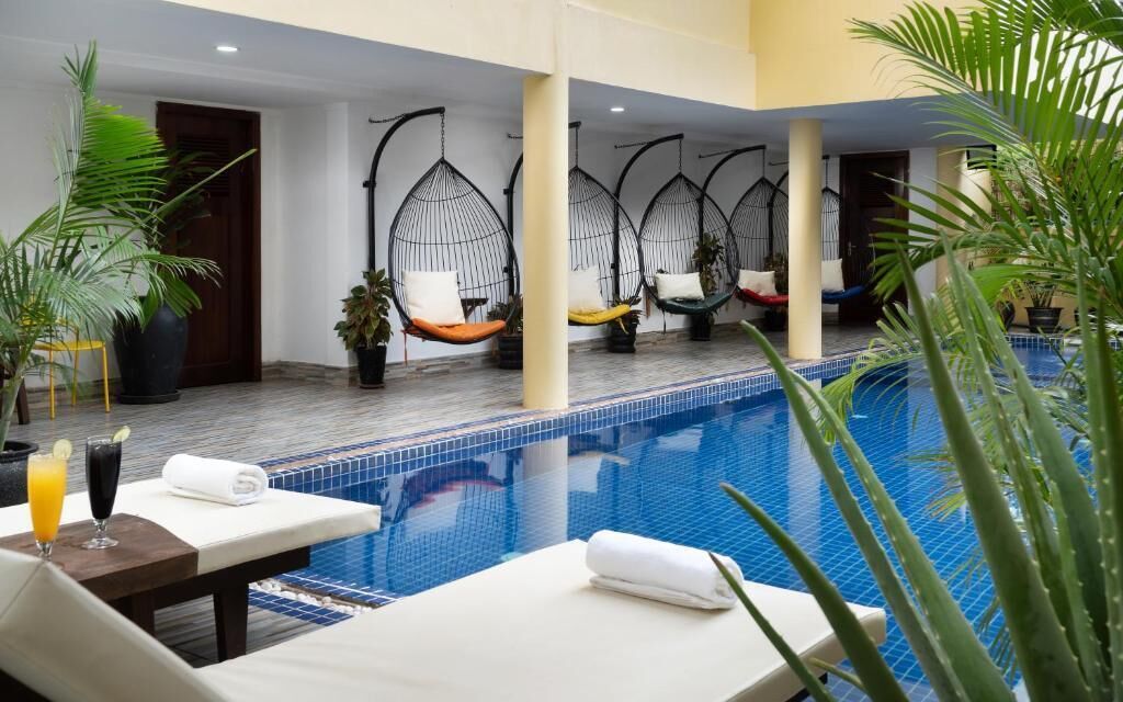 Una piscina al aire libre