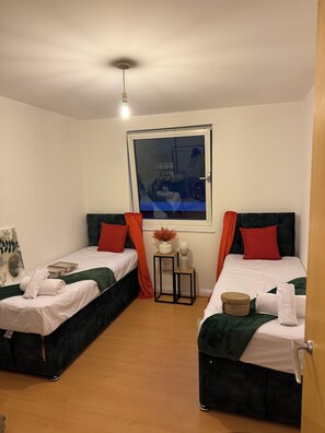 2 bedrooms, iron/ironing board, Internet, bed sheets - Stunning & Colourful Flat Central London Zone 1 (London)