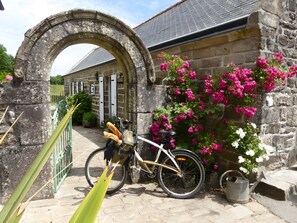 Exterior detail - Kersiviant Cottage in Audierne – Authentic Breton Retreat (Audierne)