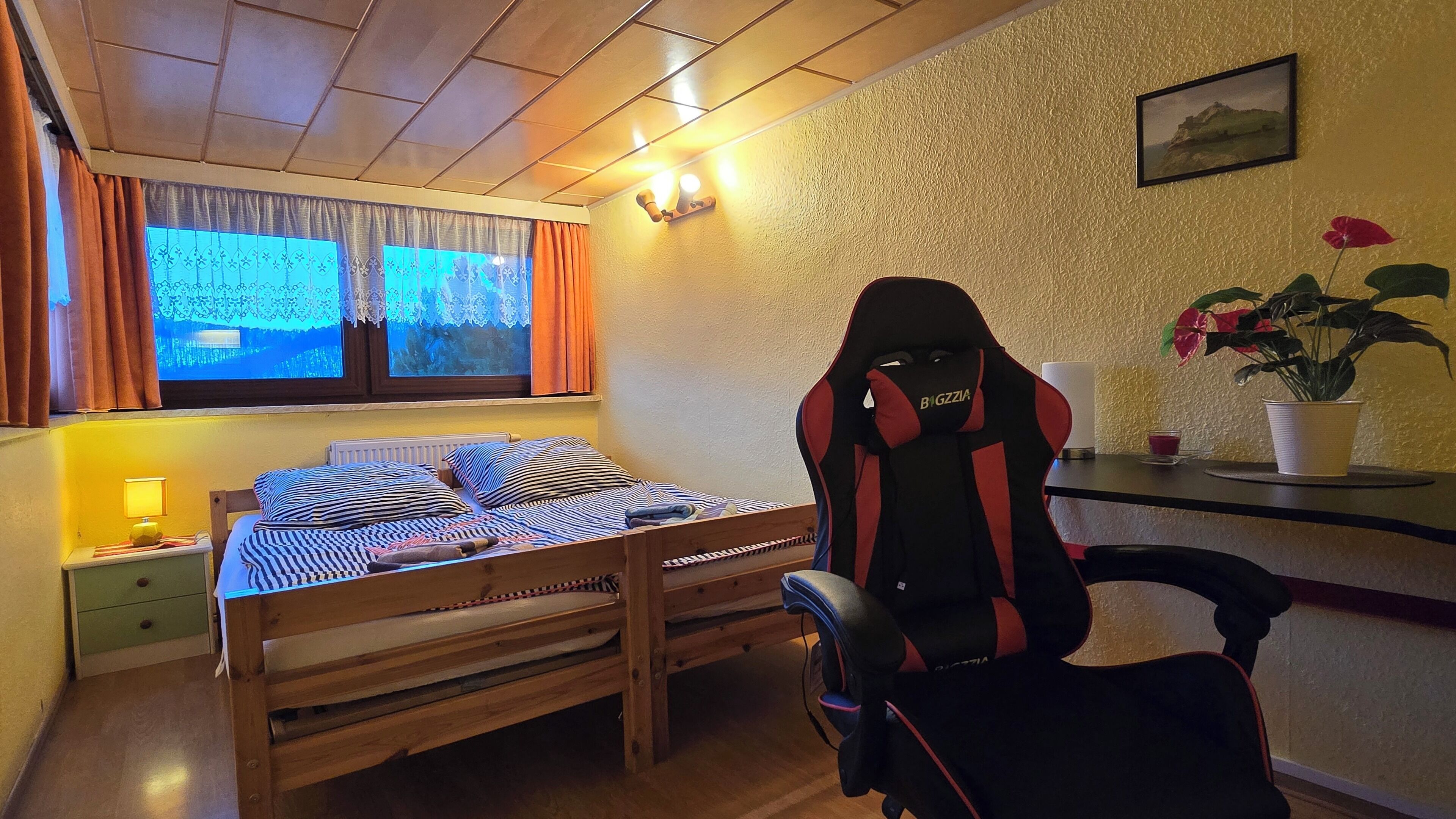 2 dormitorios, escritorio, tabla de planchar con plancha y cuna de viaje