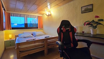 2 dormitorios, escritorio, tabla de planchar con plancha y cuna de viaje