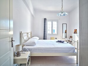 House | Iron/ironing board, free cribs/infant beds, free WiFi, bed sheets - La Belle Casa de Parikia (Paros)