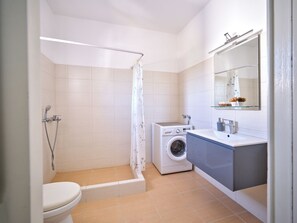 House | Bathroom | Slippers - La Belle Casa de Parikia (Paros)