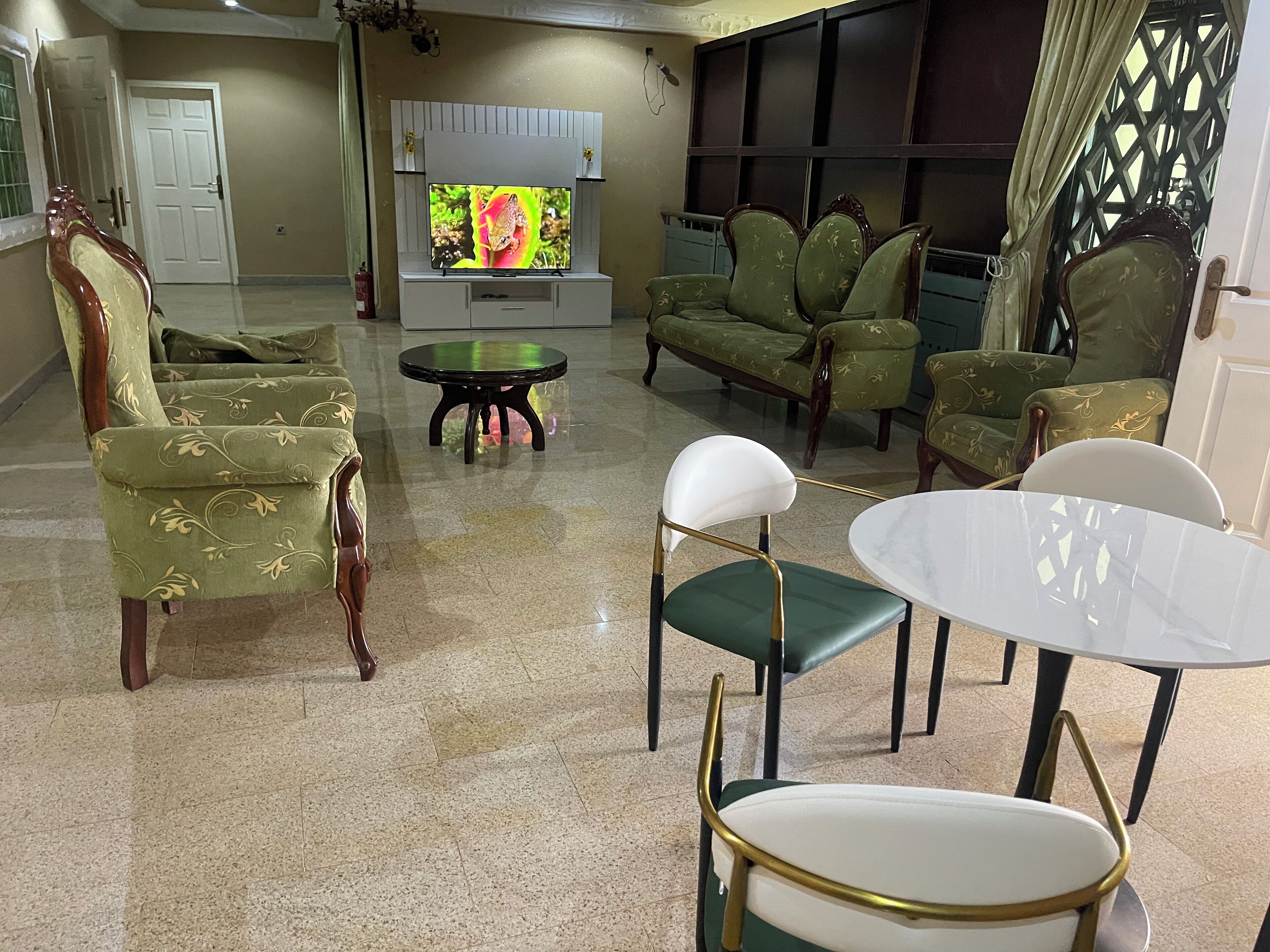 Chambre, plusieurs chambres, vue piscine | Salle de séjour