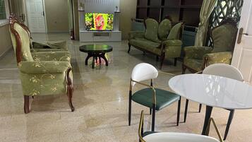 Chambre, plusieurs chambres, vue piscine | Salle de séjour