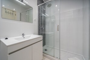 Shower, hair dryer, towels - Apartment 'T2 Superior' with Shared Pool, Wi-Fi and Air Conditioning (Portimão)