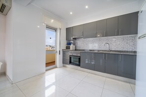 Fridge, microwave, oven, stovetop - Apartment 'T2 Superior' with Shared Pool, Wi-Fi and Air Conditioning (Portimão)