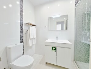 Bathroom - Apartment 'T2 Superior' with Shared Pool, Wi-Fi and Air Conditioning (Portimão)