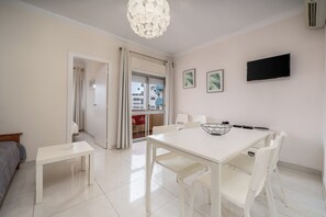 Dining - Apartment 'T2 Superior' with Shared Pool, Wi-Fi and Air Conditioning (Portimão)