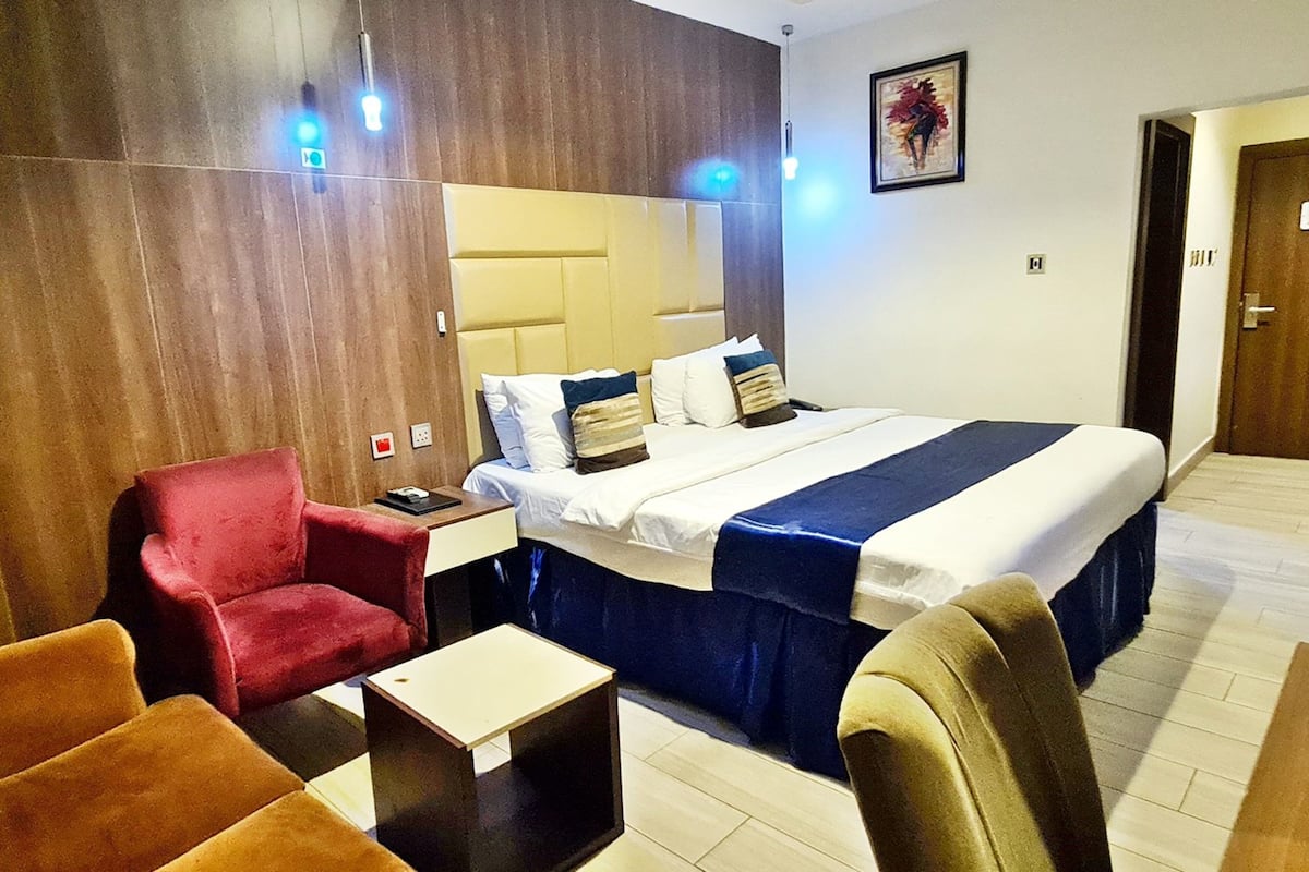 Kamar Eksekutif | Meja kerja, ruang kerja ramah laptop, dan Wi-Fi gratis