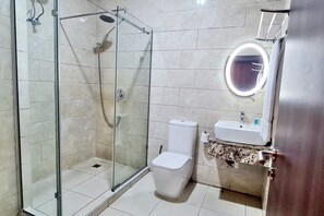 Premier Room | Bathroom | Shower, towels, soap, toilet paper - Villa Toscana Hotel Asaba (Asaba)