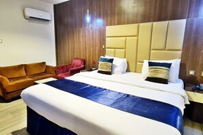 Executive Room | Desk, laptop workspace, free WiFi - Villa Toscana Hotel Asaba (Asaba)