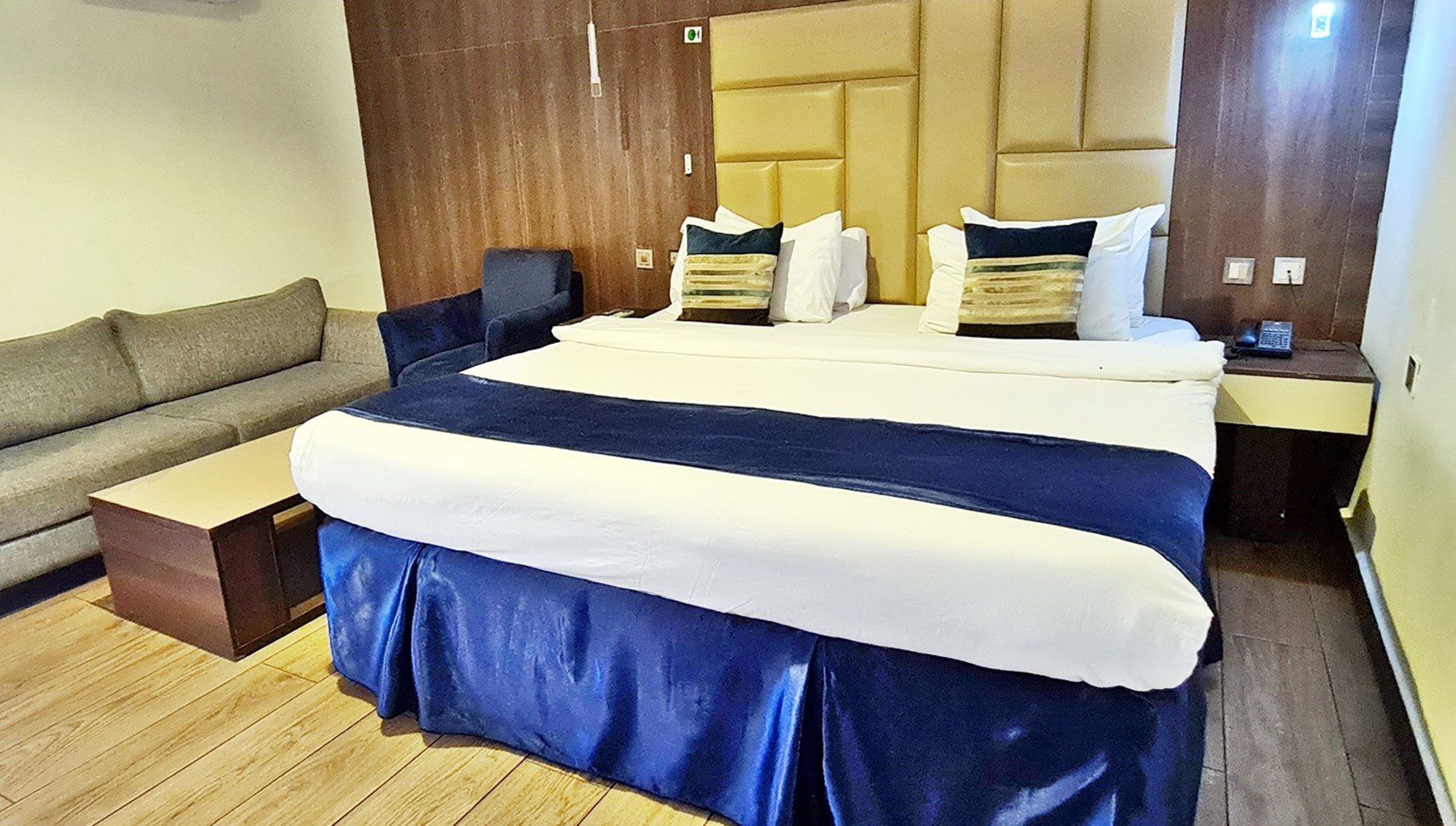 Rom – superior | Skrivebord, skrivebord for bærbar PC og wi-fi (inkludert)