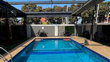 Una piscina al aire libre