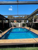 Una piscina al aire libre