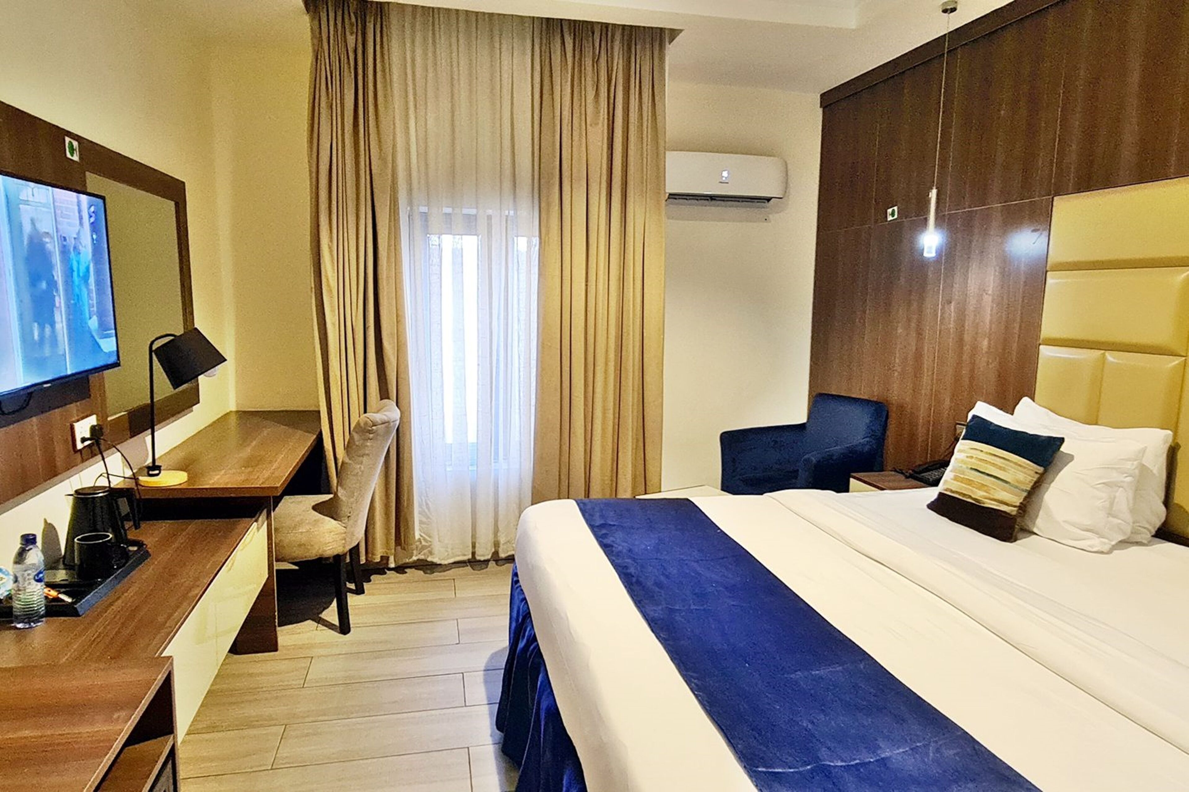 Rom – deluxe | Skrivebord, skrivebord for bærbar PC og wi-fi (inkludert)