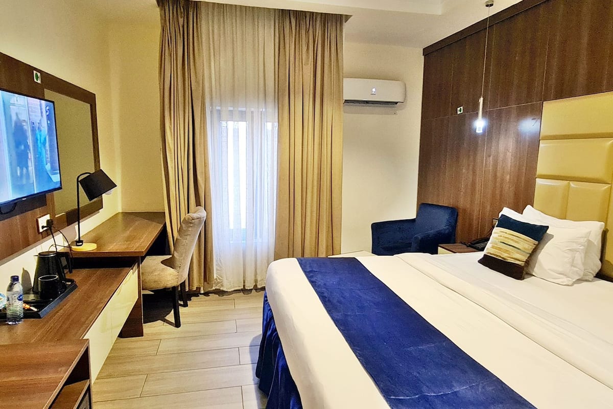 Rom – deluxe | Skrivebord, skrivebord for bærbar PC og wi-fi (inkludert)