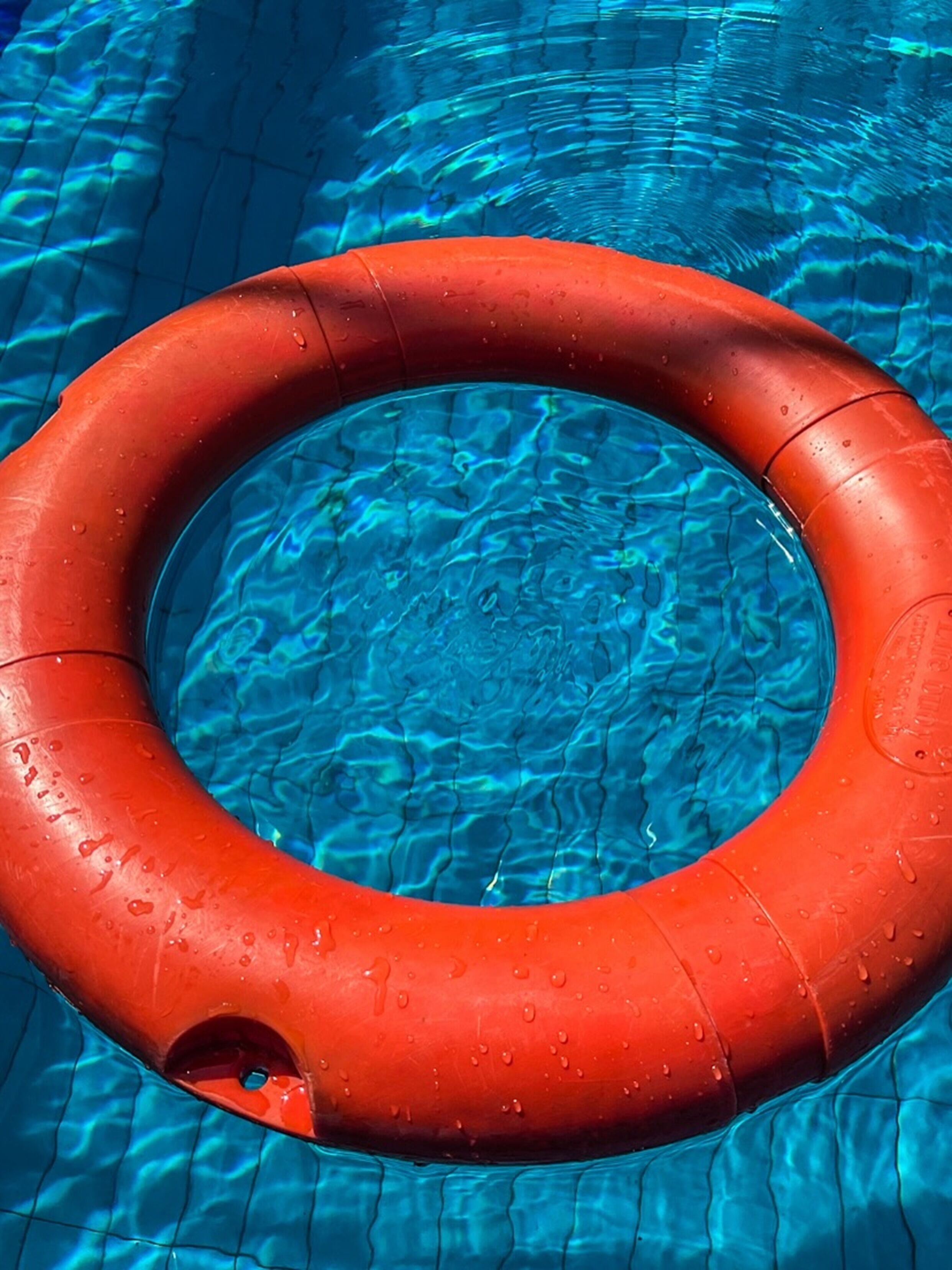 Un flotador rojo en aguas azul cristalina.