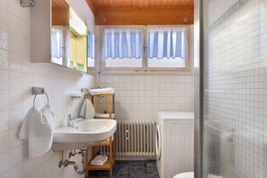 Chuveiro, secador de cabelo, toalhas de banho