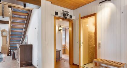 Appartement de style ForĂȘt-Noire avec vue sur la montagne, terrasse et balcon privĂ©s