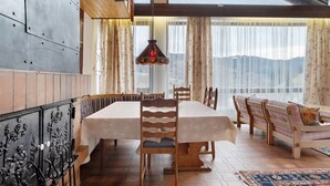 Dining - Apartment with Mountain View Steinbühl 4 with Private Terrace and Balcony (Wieden)