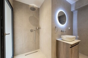 Appartamento Superior | Bagno | Doccia, asciugacapelli, pantofole, asciugamani
