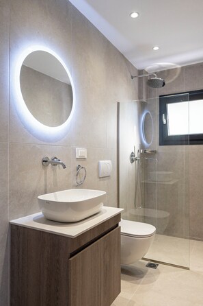 Standard Apartment | Bathroom | Shower, hair dryer, slippers, towels - Koasis Boutique Apartments (Kos)