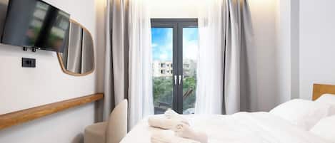 Appartement Deluxe, vue ville | Coffres-forts dans les chambres, rideaux occultants