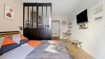 Iron/ironing board, WiFi, bed sheets