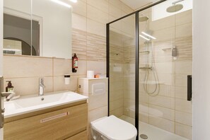 Shower, hair dryer, towels - Cozy Studio Vendée – 20 min to Puy du Fou – 15 min to Hellfest – Wi-Fi (Sèvremoine)