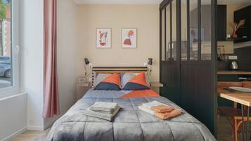 Iron/ironing board, WiFi, bed sheets