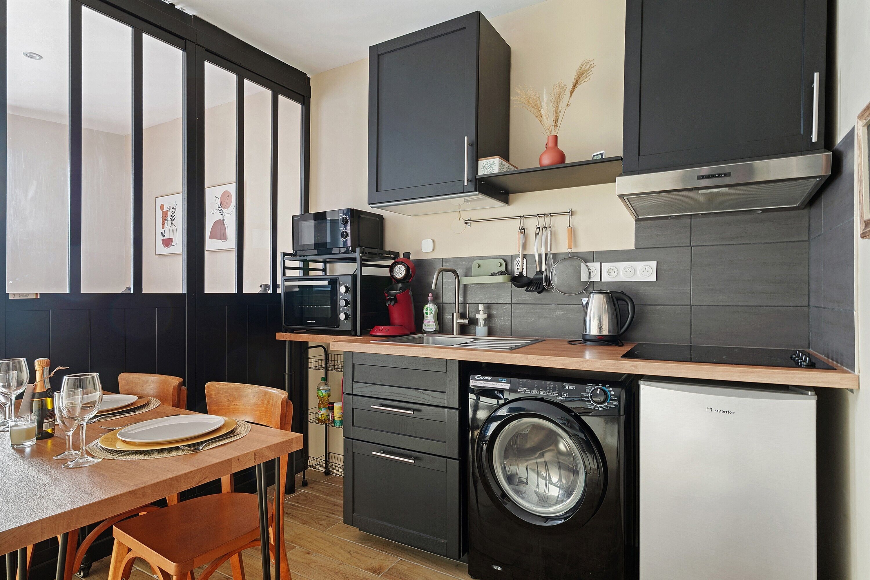 Kühlschrank, Mikrowelle, Ofen, Herdplatte