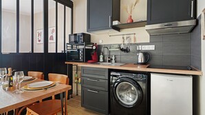 Eine kleine Küche mit Mikrowelle, Toaster, Spüle und Geschirrspüler.