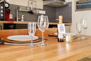 Dining - Cozy Studio Vendée – 20 min to Puy du Fou – 15 min to Hellfest – Wi-Fi (Sèvremoine)