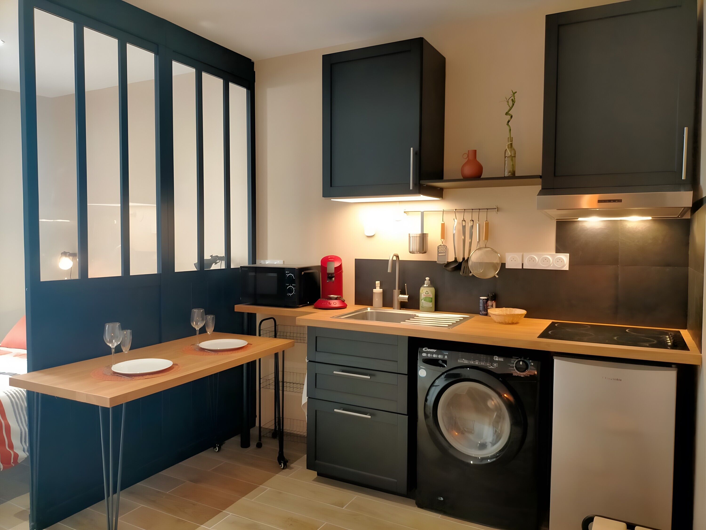 Frigorífico, microondas, horno y placa de cocina