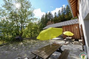 Outdoor dining - Gîtes de la Lame - L'Écurie : Authentic charm and serenity in the heart of the Écrins mountains (Réallon)
