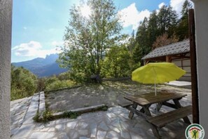 Outdoor dining - Gîtes de la Lame - L'Écurie : Authentic charm and serenity in the heart of the Écrins mountains (Réallon)