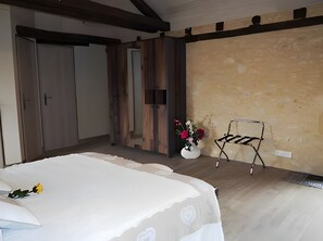 WiFi, bed sheets - Les Hauts de Valojoulx - Guest Room “La Lézardière” with Private Terrace, Wi-Fi, AC (Valojoulx)