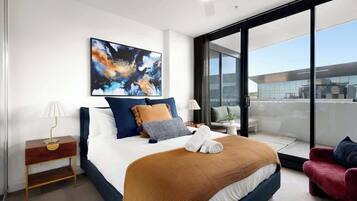 Tabla de planchar con plancha, wifi y ropa de cama