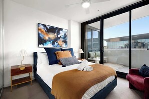 Tabla de planchar con plancha, wifi y ropa de cama 